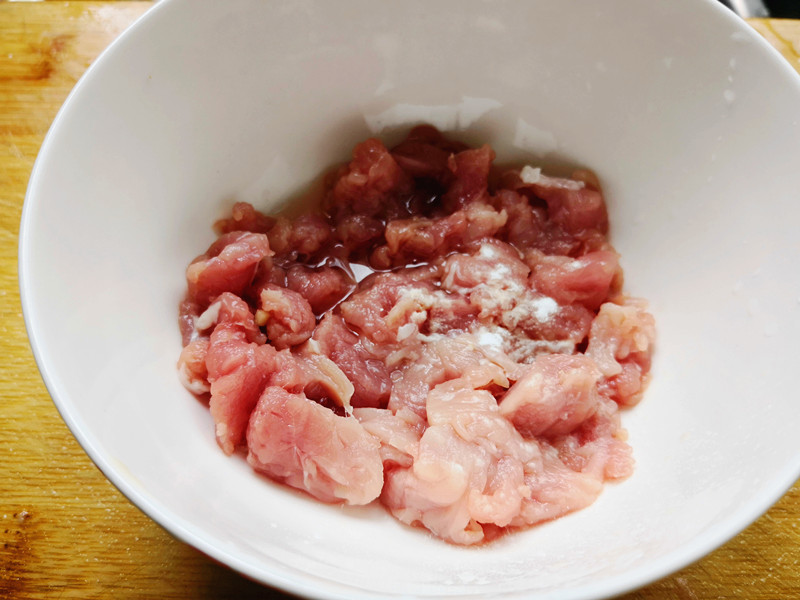 猪肉炒茭白 食材:茭白2根,大蒜2个,猪肉50克,油适量,蚝油3克,盐少许