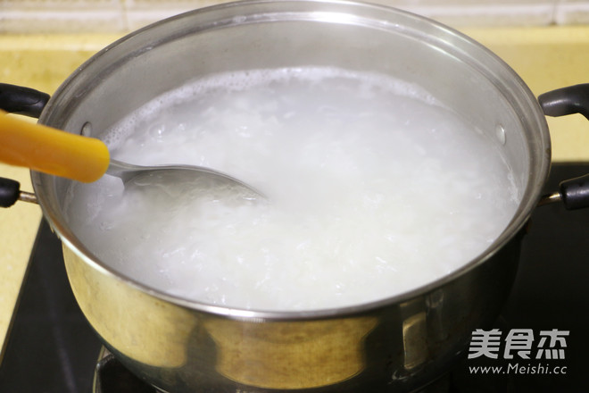 煮粥的过程可开盖用勺子拌一下,以免米粘锅底