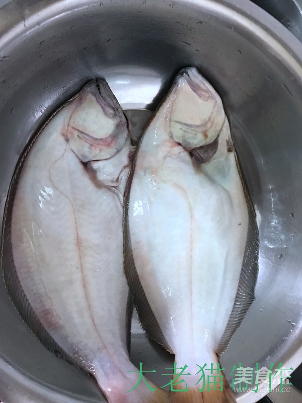 将鸦片鱼去鳞,内脏,然后洗净备用 将洗净的鸦片鱼放在案板上,在鱼身上