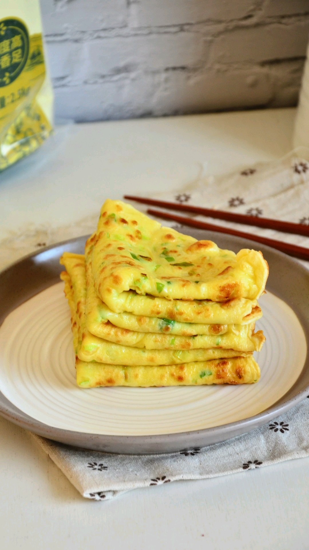 葱花鸡蛋饼 葱花鸡蛋饼的家常做法 美食杰葱花鸡蛋饼做法大全