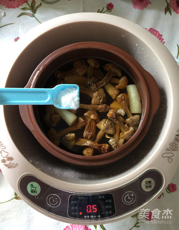 干松茸排骨汤的做法【步骤图】_菜谱_美食杰