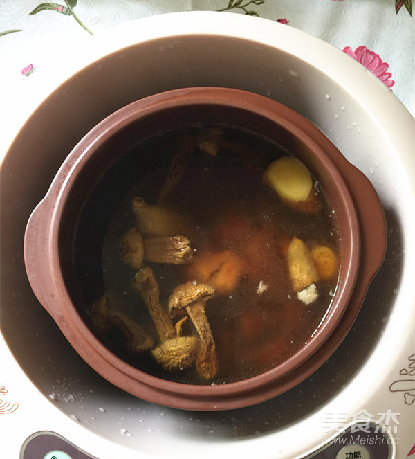干松茸排骨汤的做法【步骤图】_菜谱_美食杰